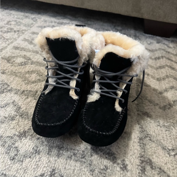 Women’s Ugg Moccasin boots - Picture 1 of 5